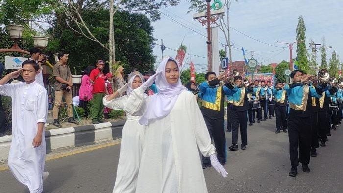 Acara Pawai Taaruf di Kotim berlangsung meriah dengan diikuti kurang lebih 6.200 peserta yang terbagi dalam 88 kelompok.