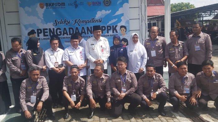 Pj Bupati Kobar Budi Santosa foto bersama jajaranya, usai meninjau pelaksanaan seleksi PPPK di Kantor BKPSDM Kobar, belum lama tadi.