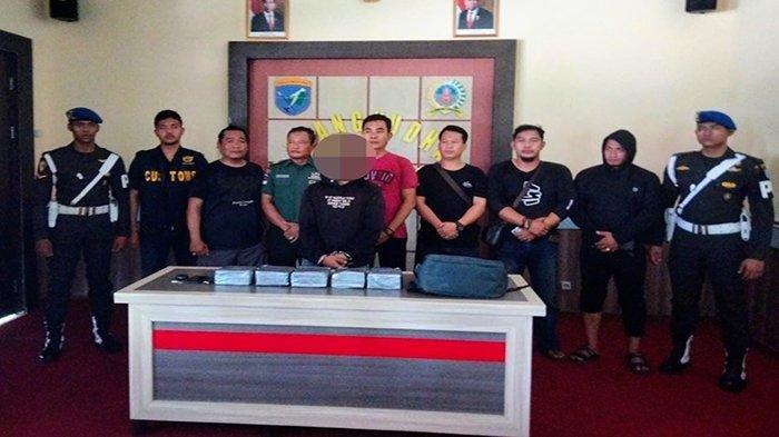 Tim gabungan Subdit 3 Ditresnarkoba Polda Kalbar, Unit Intel Kodim 1204/Sanggau dan tim BAIS TNI pada Kamis 31 Agustus 2023, mengamankan Pelaku AS bersama barang bukti.(dok: Subdit 3)