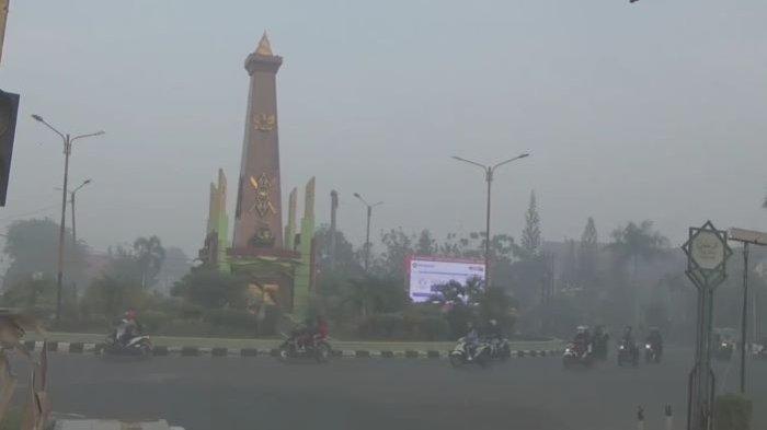 Suasana Sampit Ibu Kota Kabupaten Kotawaringin Timur, pagi hari diselimuti kabut asap pekat. Kabut asap dampak Karhutla di Kotim tersebut tampak makin pekat terutama pada pagi hari dalam beberapa pekan terakhir.