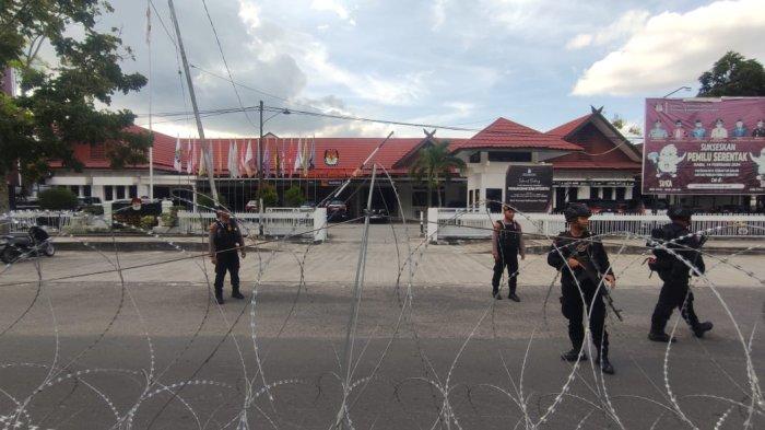 SIMULASI Pengamanan Pemilu 2024. Suasana di depan Kantor KPU Kalteng dijaga ketat oleh apara kepolisian bersenjata dan dikelilingi dengan kawat berduri, sebagai bentuk pengamanan jelang pemilu serentak 2024