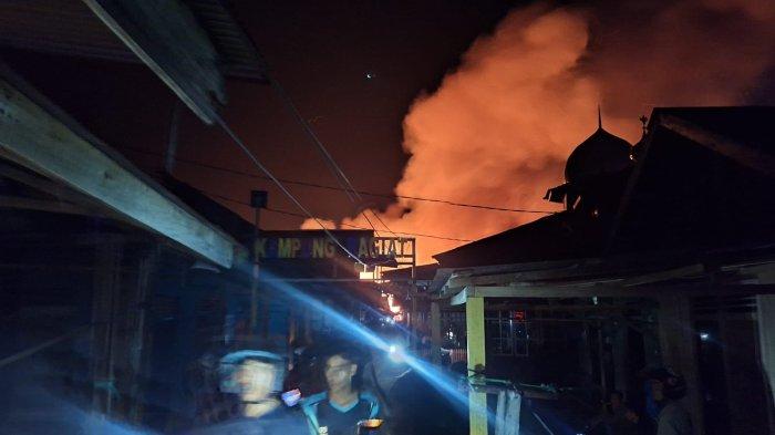 Peristiwa kebakaran permukiman kawasan Ponton Kota Palangkaraya, Minggu (7/4/2024). Petugas damkar Palankgaraya mengalami kendala sumber air dan akses jalan menuju lokasi.
