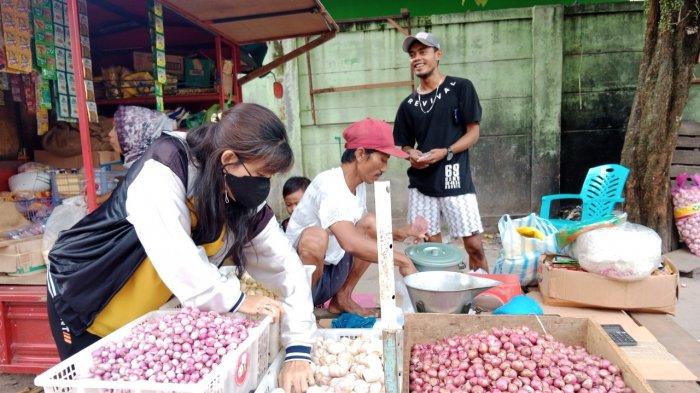 Salah seorang pedagang bawang merah di Pasar Besar Kota Palangkaraya.
