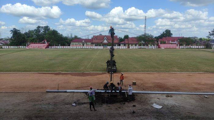 Sejumlah pekerja sedang membangun tiang bendera di depan tribun Stadion 29 Nopember Sampit.