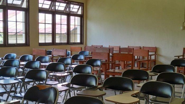 Kondisi kursi perkuliahandi salah satu fakultas di Universitas Palangkaraya yang dikeluhkan mahasiswa saat demo, Jumat (8/9/2023).