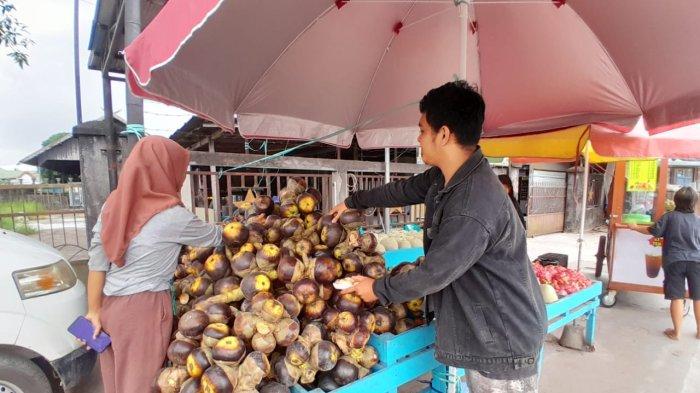 Alumni Universitas Palangkaraya (UPR), Eben Andrian berjualan buah lontar yang banyak memiliki manfaat posttif untuk kesehatan, namun sulit ditemukan di Palangkaraya.