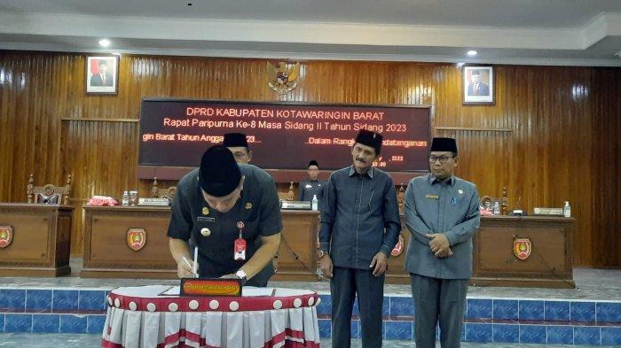 Penandatanganan Nota Kesepakatan antara Pemkab dan DPRD Kobar tentang Perubahan KUA dan PPAS APBD Tahun 2023.