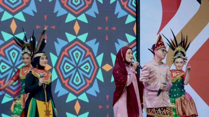 Tim Pantun PT PLN UPI3B Kalimantan memamerkan kekayaan budaya Kalimantan pada Opening Ceremony BUMN Fest di Kementerian BUMN, Senin (17/7/2023).