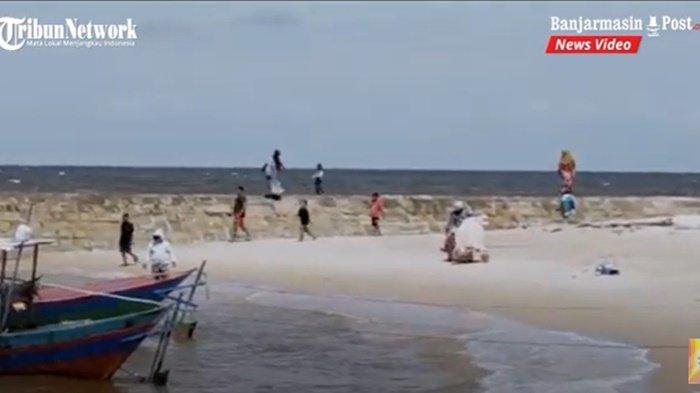 Pengunjung di Pantai Ujung Pandaran, Kabupaten Kotawaringin Timur (Kotim), Provinsi Kalimantan Tengah (Kalteng).