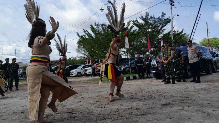 Panglima Kodam XII Tanjung Pura, Mayor Jendral TNI Suliaman Agusto meresmikan Rumah Sakit TK IV Palangkaraya disambut dengan tarian adat khas Dayak Kalteng, Selasa (14/2/2023).