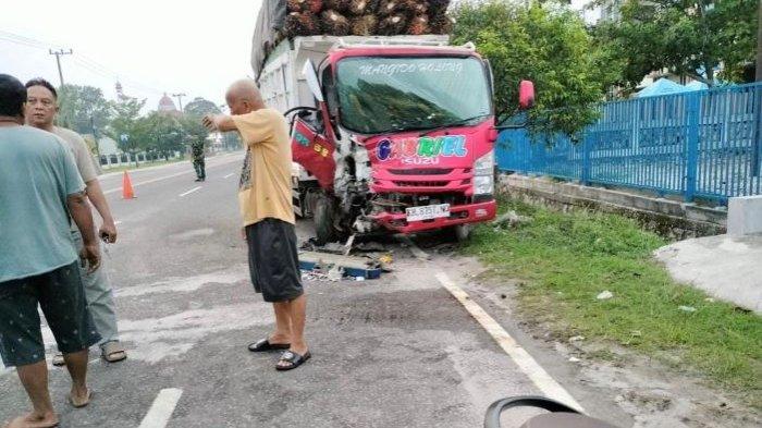 Kondisi kedua kendaraan setelah terlibat tabrakan di Jalan Tjilik Riwut Km 6, Kota Palangkaraya, Jumat (3/11/2023) pagi.