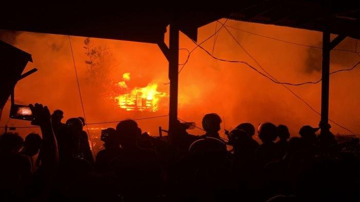 Api Diduga Dari Pemukiman Belakang Flamboyan Bawah Palangkaraya, Yono Sempat Selamatkan Orang Tua