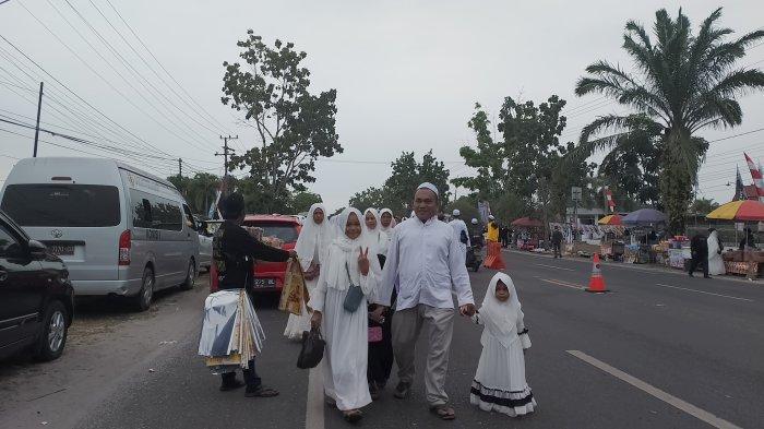 Para jemaah antusias mengikuti kegiatan Tabligh Akbar Habib Umar bin Hafidz di Palangkaraya, terlihat anak-anak dan orang tua berjalan kaki menuju titik utama di Stadion Tuah Pahoe, Rabu (23/8/2023).