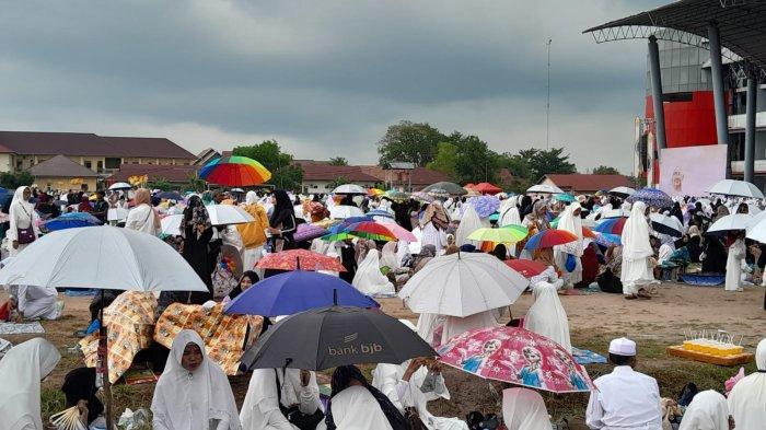 Terlihat jemaah masih bertahan di Gor Indoor menunggu kedatangan Habib Umar bin Hafidz yang digelarnya Tabligh Akbar di Palangkaraya, meski sempat gerimis, Rabu (23/8/2023) siang ini.