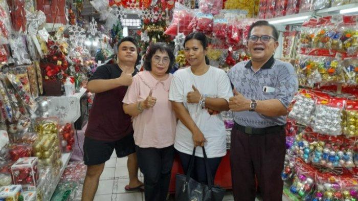 Sejumah pengunjung saat foto di toko yang menjual aksesoris untuk perayaan Natal di Palangkaraya.
