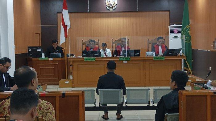 SIDANG - Terdakwa saksi kunci, Haryono saat memdengarkan putusan tuntutan kasus penembakan supir ekspedisi, Rabu (14/5/2025).