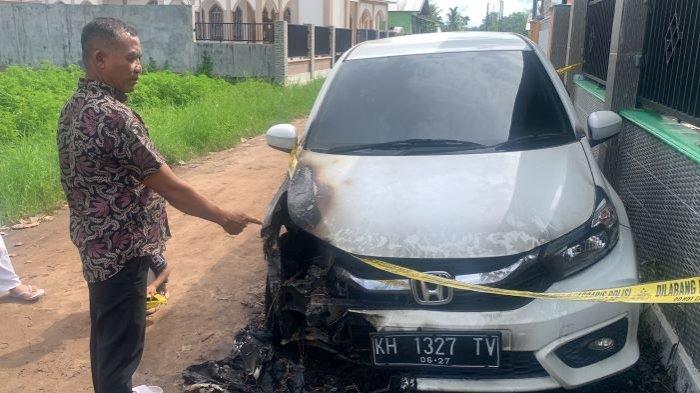 Pemilik mobil, Fitriadi saat menunjukan bagian mobil miliknya yang terbakar, Kamis (13/7/2023). Pelakunya Orang Tak Dikenal atau OTK yang nekat Bakar Mobil Milik Warga Marina Permai Palangkaraya. Aksi teror tersebut mereshkan sehingga pemilik minta pelakunya segera ditangkap.