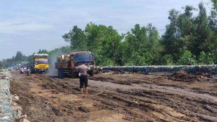 Ratusan kendaraan mengantre untuk bisa melintas di Jalan Trans Kalimantan Poros Selatan di Desa Tumbang Nusa Kecamatan Jabiren Raya Kabupaten Pulang Pisau Arah Palangkaraya-Banjarmasin.