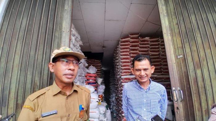 Kepala Dinas Perdagangan, Koperasi, UKM dan Perindustrian Kota Palangkaraya, Samsul Rizal memberikan keterangan terkait harga beras di pasar tradisional saat lakukan pemantauan di Toko Beras Alfi, Jalan Halmahera Kota Palangkaraya, Selasa (15/8/2023).