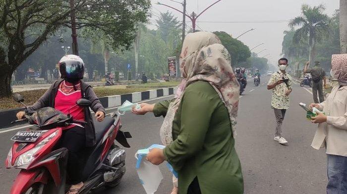 Pembagian masker secara gratis oleh BPPRD dan Satpol PP Palangkaraya di jalan umum tersebut untuk mencegah gangguan kesehatan akibat dampak buruk kabut asap.