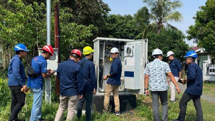 Direktur Jaringan dan Infrastruktur PLN Icon Plus, Doni Aris Setiawan, melakukan pengecekan peralatan dan perangkat telekomunikasi, di Kalimantan Selatan, pada Selasa (19/12/2023).