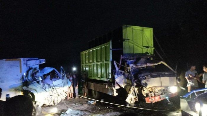Kecelakaan Maut di Jalan Trans Kalbar, Adu Banteng Dua Truk tangki Pertamina dan Truk Pengangkut bahan pokok Remuk Bagian Muka, 1 Sopir Tewas, 1 Luka.