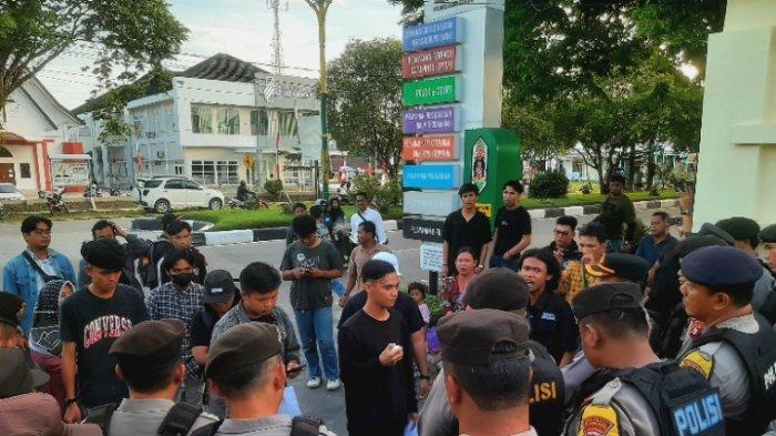 Massa aksi dan keluarga meluapkan kemarahan dan kekecewaannya pada hasil sidang putusan pelaku penembakan warga Bangkal Seruyan yang divonis 10 bulan, Senin (10/6/2024).