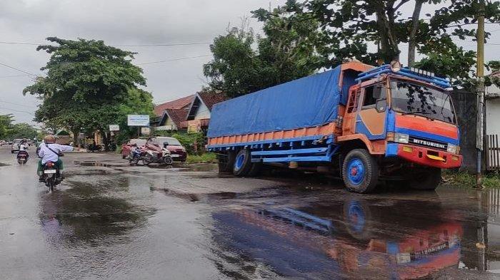 Pipa Perumdam Sampit Bocor Akibat Truk Muatan 17 Ton Ambles, sehingga Ratusan Warga Sampit Terdampak yang berlangganan.