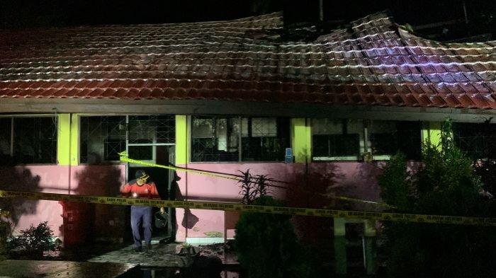 Kondisi kelas SDN 9 Langkai di Jalan Nyai Balau Palangkaraya yang terbakar telah dipasang garis polisi, Senin (24/7/2023) malam.