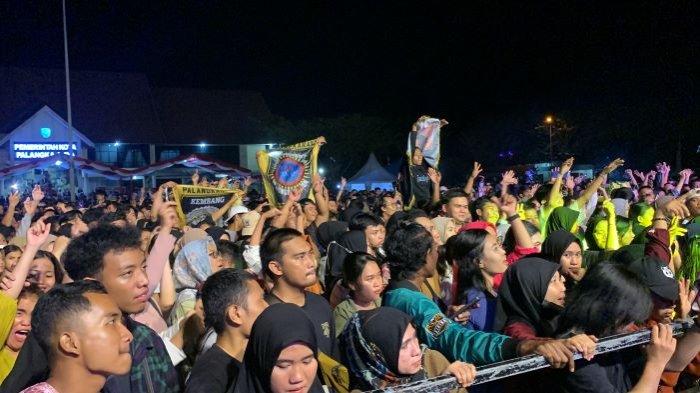 Penampilan Anji dan artis lokal lainnya dalam Acara Lewu Palangka Festival Minggu 23 Juli 2023 malam sangat memukau membuat ribuan penonton histeris serta ikut serta bernyanyi.