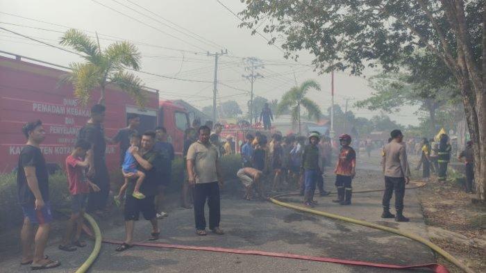 Kebakaran di sampit, menghanguskan sebanyak dua bangunan yang barada di pinggir Jalan Muhcran Ali, Sampit Kabupaten Kotawaringin Timur, Kalimantan Tengah.