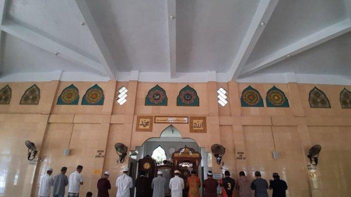 Jemaah Masjid Al Zaitun Palangkaraya sedang Sholat Zuhur, Sabtu (15/7/2023).