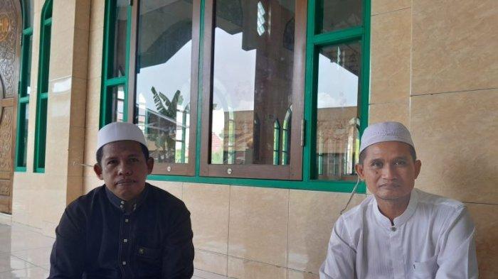 Muhmmad Nur (kiri) selaku kaum Masjid Al Zaitun sekaligus menantu dan Muhammad Zaini, anak pendiri Masjid Al Zaitun, Palangkaraya, (alm) H Idris.