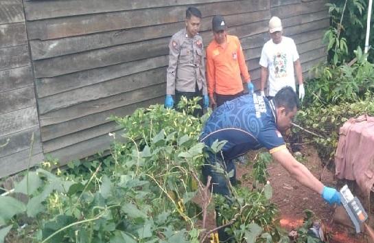 Polsek Kota Besi saat melakukan olah tempat kejadian perkara penemuan jenazah pria di Desa Bajarum, Sabtu (17/1/2025).