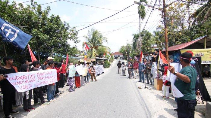 Suasana unjuk rasa warga Sumber Rejo, Balikpapan Tengah, Balikpapan yang mempertahankan tempat tinggal mereka setelah dihuni puluhan tahun, Jumat (1/9/2023).TRIBUNKALTIM.CO/DWI ARDIANTO