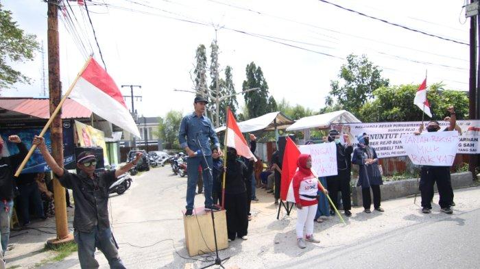 Suasana unjuk rasa warga Sumber Rejo, Balikpapan Tengah, Balikpapan yang mempertahankan tempat tinggal mereka setelah dihuni puluhan tahun, Jumat (1/9/2023).TRIBUNKALTIM.CO/DWI ARDIANTO