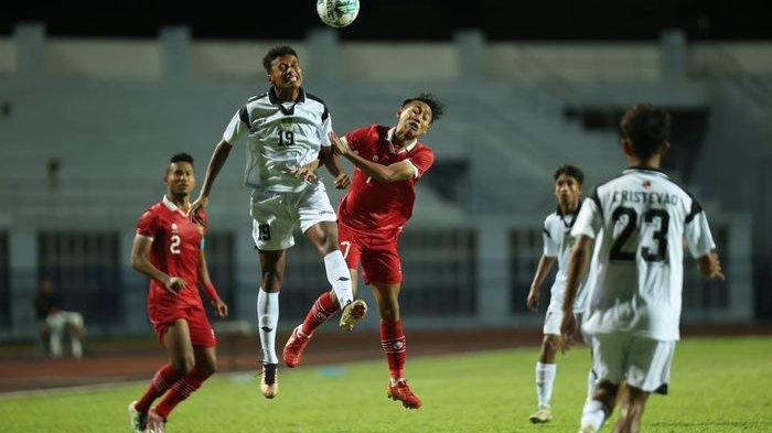 Perebutan bola antara pemain Timor Leste dan timnas U-23 Indonesia, Beckham Putra dalam laga di Rayong Provincial Stadium, Minggu (20/8/2023).
