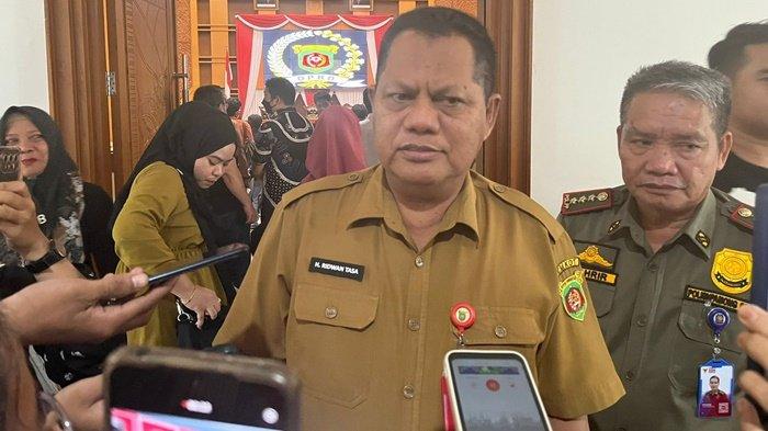 Asisten I Pemkot Samarinda, Ridwan Tassa saat diwawancarai usai RDP bersama 48 pemilik ruko ber-SHM yang menolak rencana pembongkaran dan pembangunan ulang Pasar Pagi Samarinda, Selasa (9/1/2024).