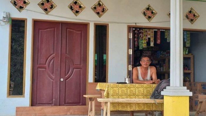 Asin Sudarto saat ditemui Kompas.com di kediamannya Desa Bumi Harapan Kecamatan Sepaku, Kabupaten Penajam Paser Utara (PPU), Kalimantan Timur (Kaltim) belum lama ini. Rumah Asin belum masuk daftar pembebasan lahan KIPP IKN.