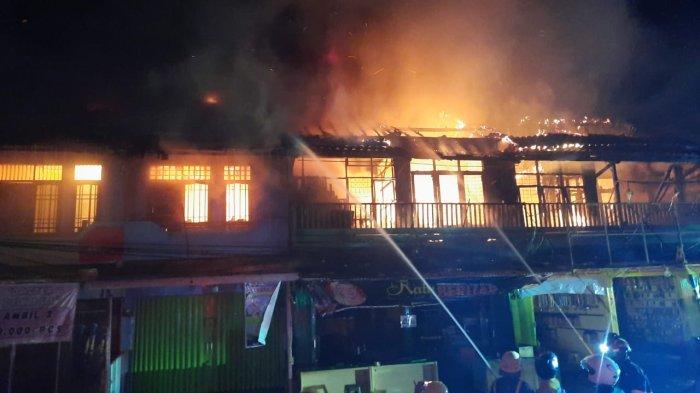 RUMAH HANGUS TERBAKAR - Kali ini kebakaran terjadi pada bangunan-bangunan yang ada di sekitar kawasan simpang 4 Jalan Pelita (Lambung), Kota Samarinda, Kalimantan Timur, sekitar pukul 20.05 Wita, Senin (15/4/2024).