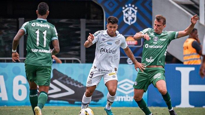 Striker Brasil Marcos Leonardo (tengah) saat bertanding membela Santos FC.
