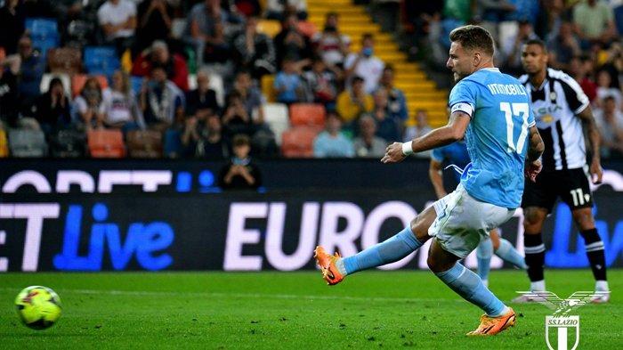 Ciro Immobile mencetak gol penalti ke gawang Udinese dalam pertandingan Liga Italia Serie A di Stadion Friuli, Senin (22/5/2023) WIB.