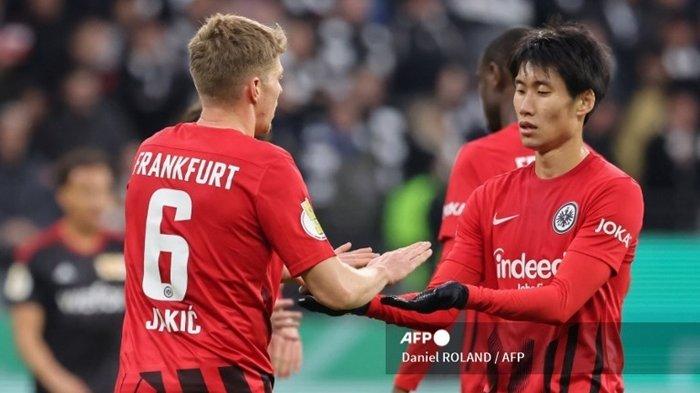 Gelandang Eintracht Frankfurt, Daichi Kamada (kanan). Terbaru, AC Milan dikabarkan semakin dekat mendatangkan pemain Timnas Jepang ke Sa Siro.