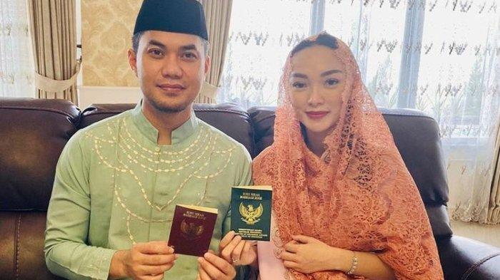 Foto Zaskia Gotik dan Sirajuddin Mahmud saat meresmikan pernikahan mereka secara negara.