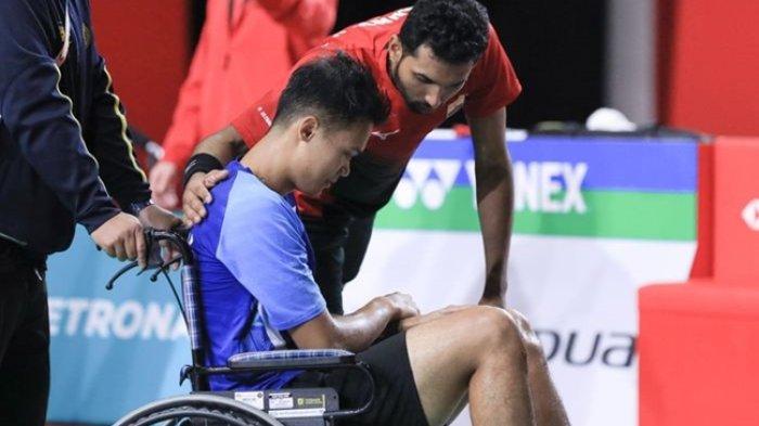 Prannoy HS menemani Christian Adinata yang mengalami cedera saat bertanding di semifinal Malaysia Masters, Jumat (26/5/2023). Berikut update kondisi Christian Adinata yang cedera di semifinal Malaysia Masters 2023. Dipastikan Christian Adinata mundur dari Thailand Open 2023