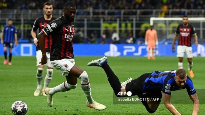 Bek AC Milan, Fikayo Tomori. AC Milan kini mempertimbangkan menjual bek asal Inggris itu dengan harga tinggi di jendela transfer musim panas.