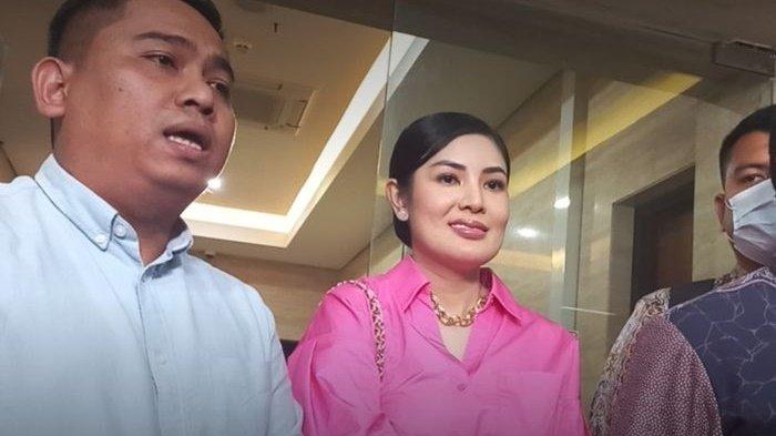 Nindy Ayunda bersama kuasa hukumnya di lobi Bareskrim Polri, Rabu (31/5/2023), usai menjalani pemeriksaan selama 8 jam.