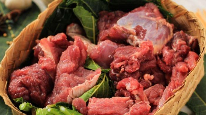 Daging sapi segar siap diolah untuk makanan.