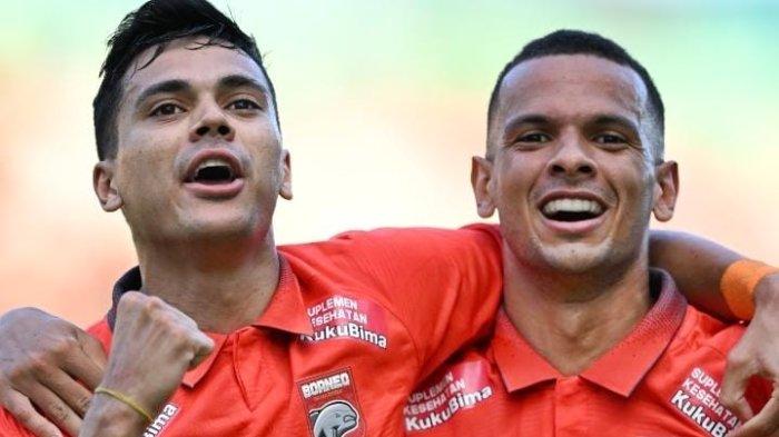 Matheus Pato bersama Leo Lelis usai mencetak gol perdana saat Borneo FC berhasil menang tipis 1-0 atas PSS Sleman. Pada laga Pre season di Stadion Maguwoharjo Sleman Yogyakarta pada Minggu,(11/6/2023) sore.