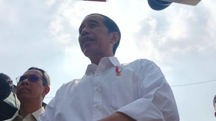 Presiden Joko Widodo saat memberikan keterangan pers usai mengunjungi Pasar Menteng Pulo yang berada di Jakarta Selatan, Kamis (15/6/2023). Apa itu SD Inpres? Pernyataan Presiden Jokowi yang membandingkan SD Inpres dengan pembangunan IKN Nusantara jadi trending Twitter, Jumat (16/6/2023)